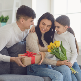 Papa et sa fille offre des cadeaux à maman